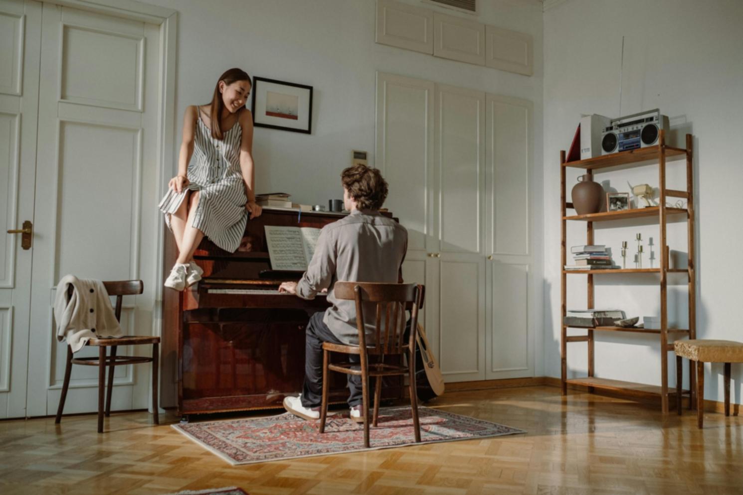 Musicisti che si esercitano in uno studio professionale durante una sessione di formazione