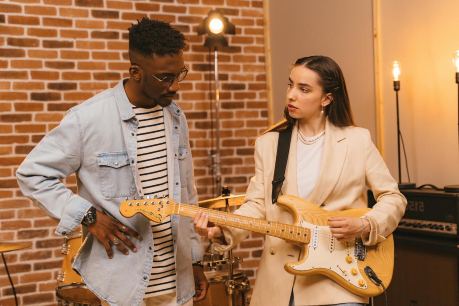 Ambiente di pratica musicale che mostra la preparazione tecnica prima della performance