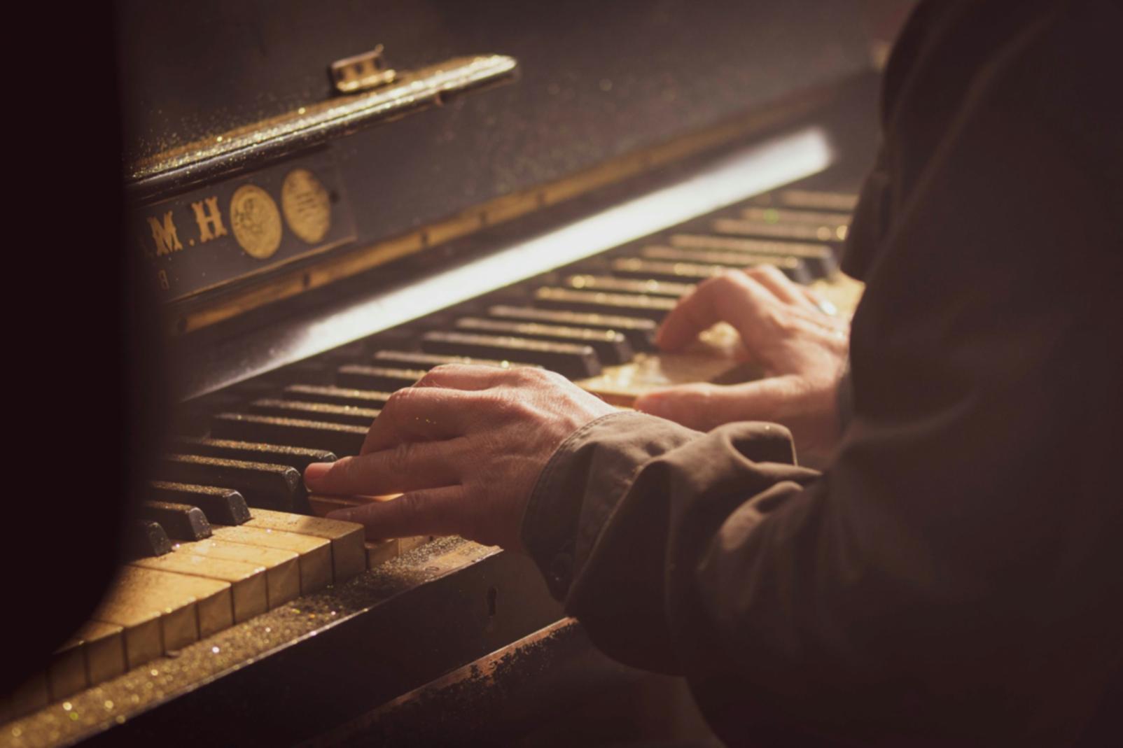 Sala prove con strumenti musicali