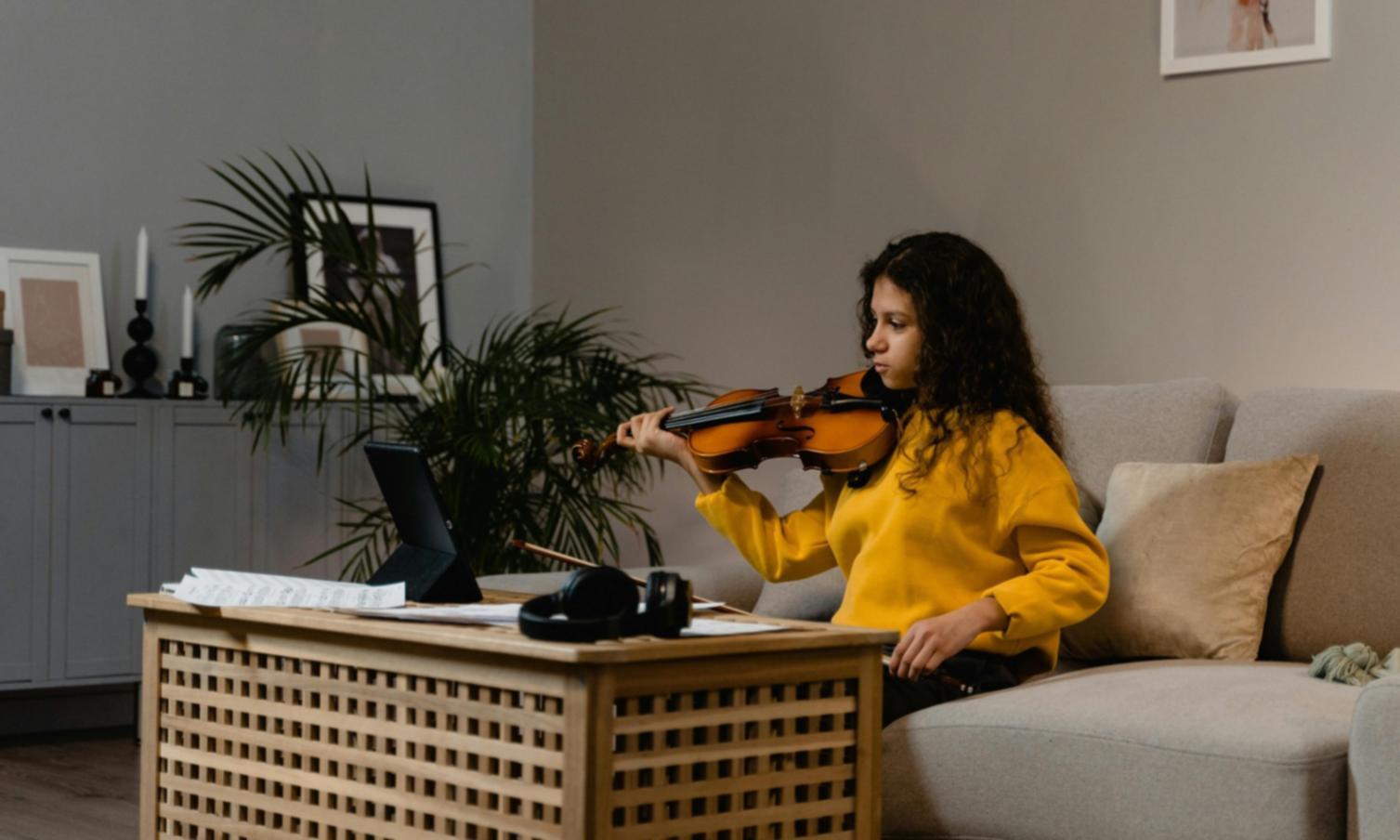 Interno dello studio musicale con strumenti e spazio per performance dal vivo